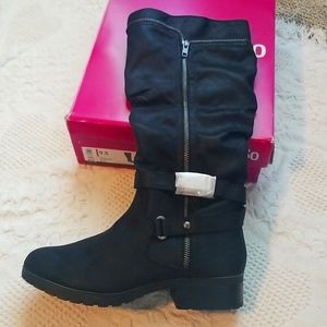 So size 9.5 women's tall black boots